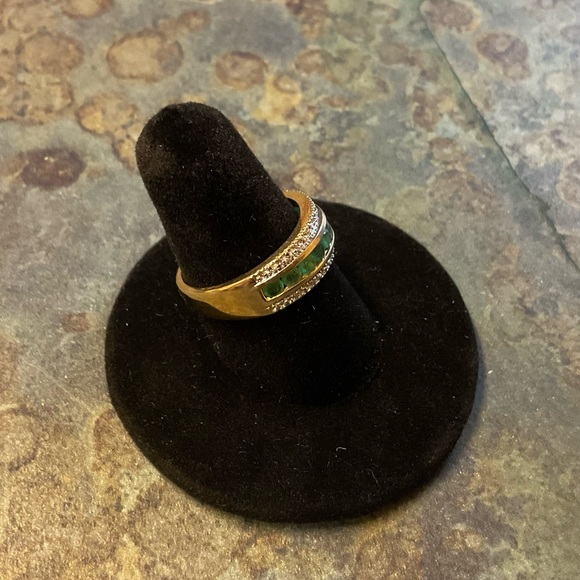 14kt Band Ring with Green and white Gemstone Inlay - Picture 3 of 4